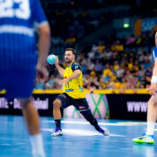 Dani Baijens beim Wurf im Spiel gegen Gummersbach.