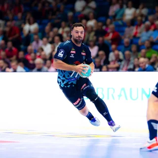Dani Baijens mit dem Ball im Spiel gegen die MT Melsungen.