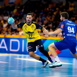 Dani Baijens mit dem Ball im Spiel gegen den HBW.
