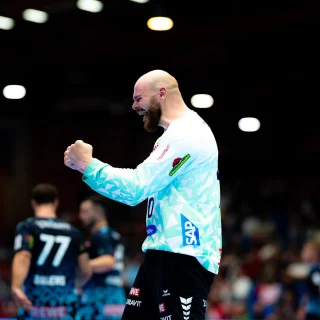 Mike Jensen beim Jubeln im Spiel gegen die MT Melsungen.