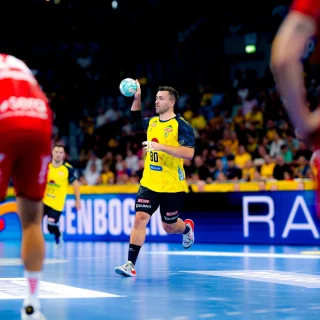 Jannik Kohlbacher mit dem Ball im Spiel gegen die MT Melsungen.