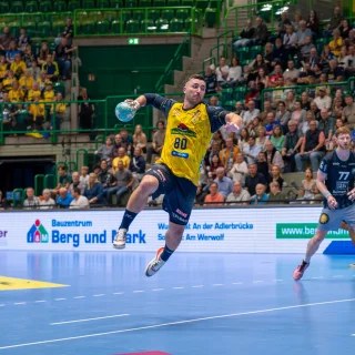 Jannik Kohlbacher beim Wurf im Spiel gegen den Bergischen HC.