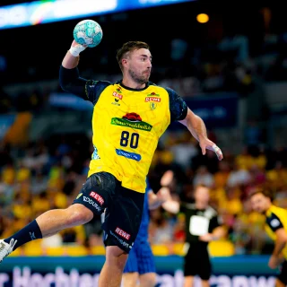 Jannik Kohlbacher beim Wurf im Spiel gegen Gummersbach.