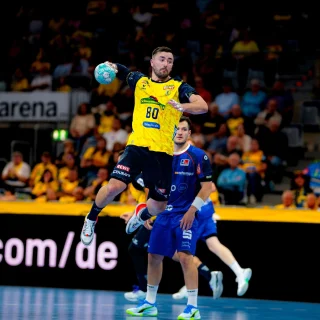 Jannik Kohlbacher beim Wurf im Spiel gegen den HBW.