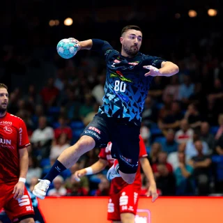 Jannik Kohlbacher beim Sprungwurf im Spiel gegen die MT Melsungen.