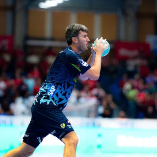 Jacob Lassen mit dem Ball im Spiel gegen die MT Melsungen.