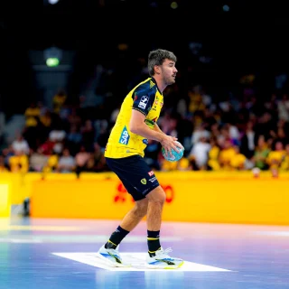 Jacob Lassen mit dem Ball im Spiel gegen die MT Melsungen.