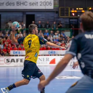Jacob Lassen beim Wurf im Spiel gegen den Bergischen HC.