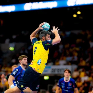 Jacob Lassen beim Wurf im Spiel gegen den HBW.