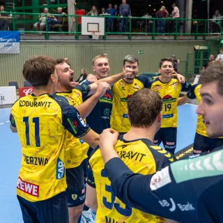 Die Mannschaft beim Jubeln im Spiel gegen den Bergischen HC.