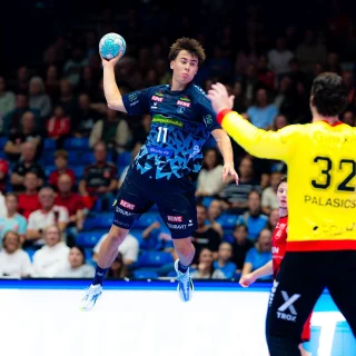 Niclas Mierzwa im Sprungwurf beim Spiel gegen die MT Melsungen.