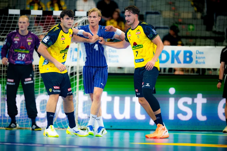 Aron Seesing und Robert Timmermeister in der Abwehr im Spiel gegen Gummersbach.