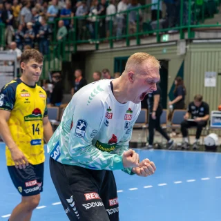 David Späth beim Jubeln im Spiel gegen den Bergischen HC.