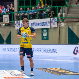Gino Steenaerts mit Ball im Spiel gegen den Bergischen HC.