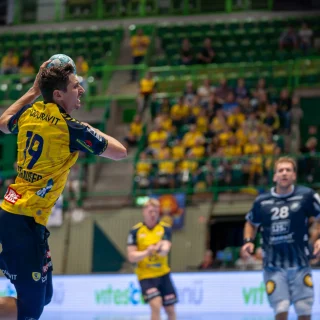 Marius Steinhauser beim Wurf im Spiel gegen den Bergischen HC.