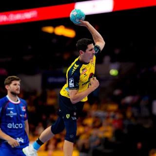 Marius Steinhauser beim Wurf im Spiel gegen den HBW.