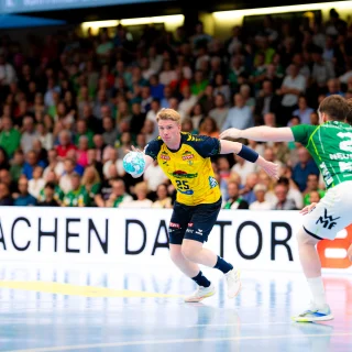 Thrastarson läuft auf die Abwehr zu beim Spiel gegen Göppingen.