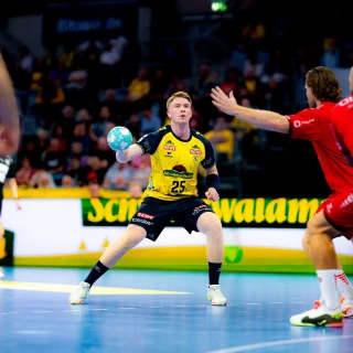 Haukur Thrastarson mit dem Ball im Spiel gegen die MT Melsungen.