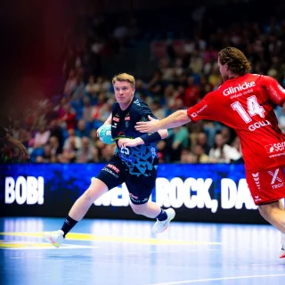 Haukur Thrastarson mit dem Ball im Spiel gegen die MT Melsungen.
