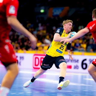 Haukur Thrastarson und Gegner im Spiel gegen die MT Melsungen.