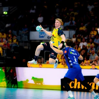 Haukur Thrastarson beim Sprungwurf im Spiel gegen den HBW.