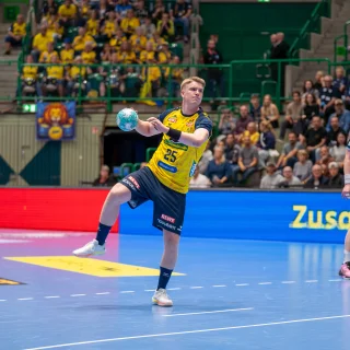 Haukur Thrastarson beim Wurf im Spiel gegen den Bergischen HC.