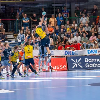 Robert Timmermeister beim Torwurf im Spiel gegen den Bergischen HC.