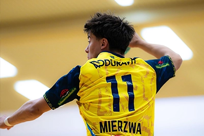 Niclas Mierzwa im Wurf.