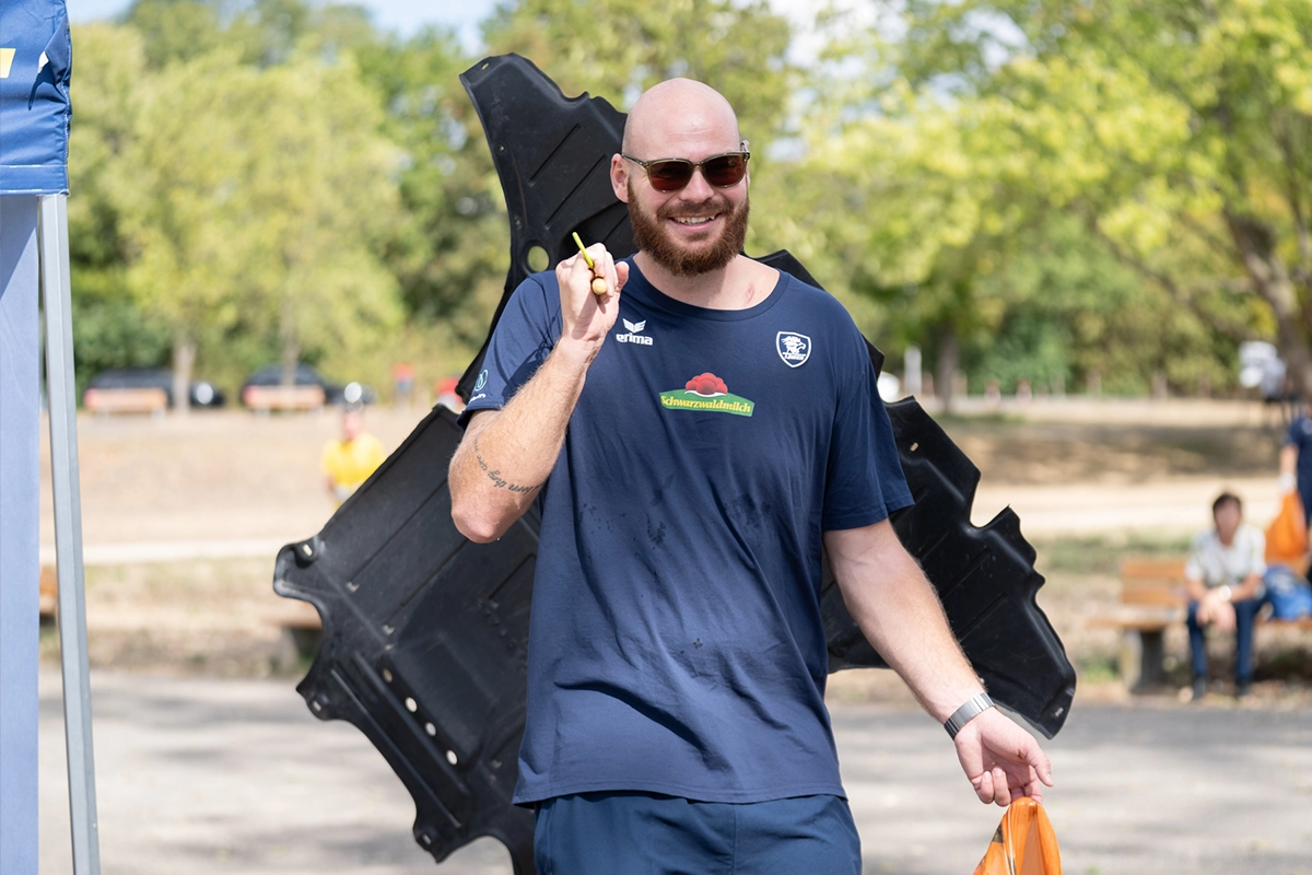 Mike Jensen hilft tatkräftig beim Cleanup