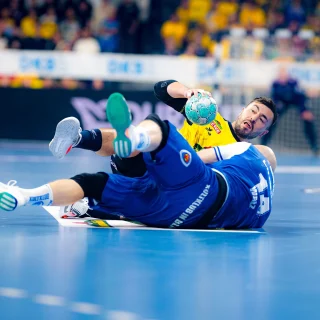 Jannik Kohlbacher auf dem Boden.