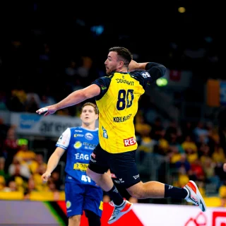 Jannik Kohlbacher im Sprungwurf.