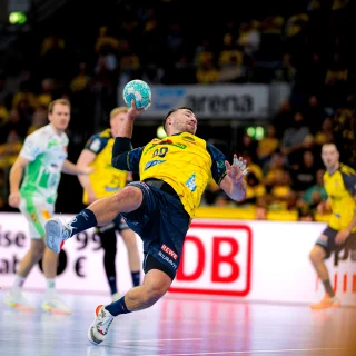 Jannik Kohlbacher beim Wurf aufs Tor.