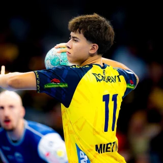 Niclas Mierzwa beim sieben Meter Wurf.