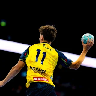 Niclas Mierzwa im Sprungwurf von hinten.