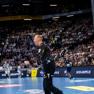 David Späth jubelt nach gelungener Parade.