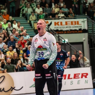 David Späth jubelt nach seiner Parade.
