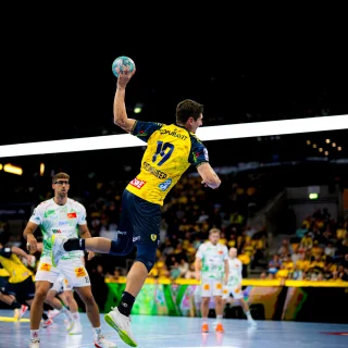 Marius Steinhauser im Sprungwurf.