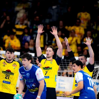 Robert Timmermeister, Jannik Kohlbacher und Aron Seesing in der Abwehr.