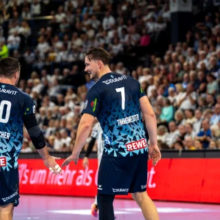 Robert Timmermeister und Jannik Kohlbacher klatschen sich ab.