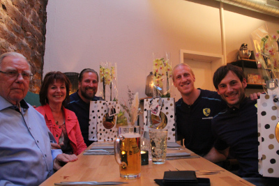 Ein Abend mit guten Freunden. Familie Berck von Löwen-Partner Kager genießt Essen mit Löwen-Trio. Preis für Verzicht in Corona-Zeiten. 