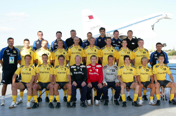 Die Aufstiegsmannschaft aus dem Jahr 2003. Karl-Heinz Mächtel steht in der hinteren Reihe als Dritter von links