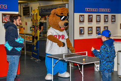 Der RPR1.-Bär gibt sich die Ehre an der Tischtennisplatte.