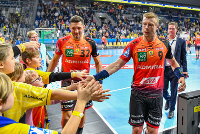 Gudjon Valur Sigurdsson feiert den Sieg mit den Fans.