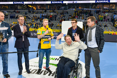 Joachim Deckarm begrüßt die Fans in der SAP Arena.