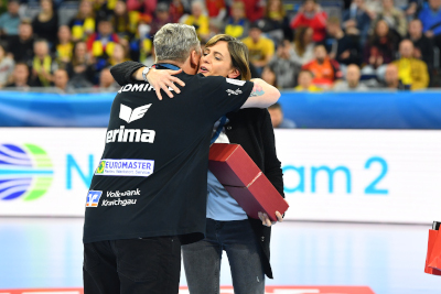 Jennifer Kettemann gratuliert Niko Jacobsen zum WM-Titel. 
