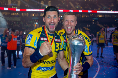 Gudjon Valur Sigurdsson mit Alex Petersson und DHB-Pokal. 