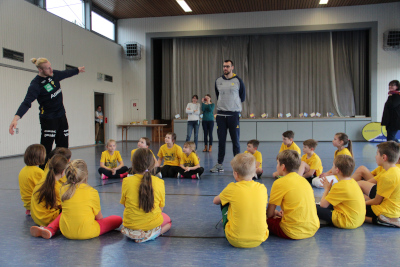 Mikael Appelgren instruiert die Hüffenhardter Grundschüler. 