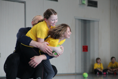 Wichtig beim Handball: das richtige Zweikampfverhalten.