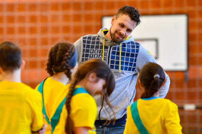 Bogdan Radivojevic unterhält sich mit den Schülern.