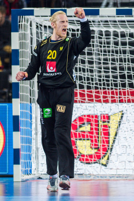 Löwe Mikael Appelgren reckt die Faust für Schweden. 